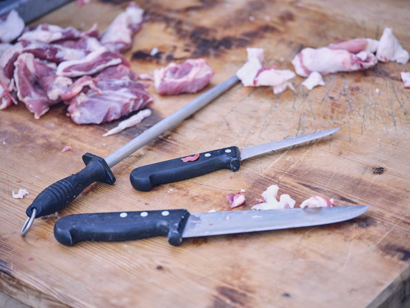 Set de tres cuchillos para cortar carne entre los que se ve un cuchillo de deshuesar